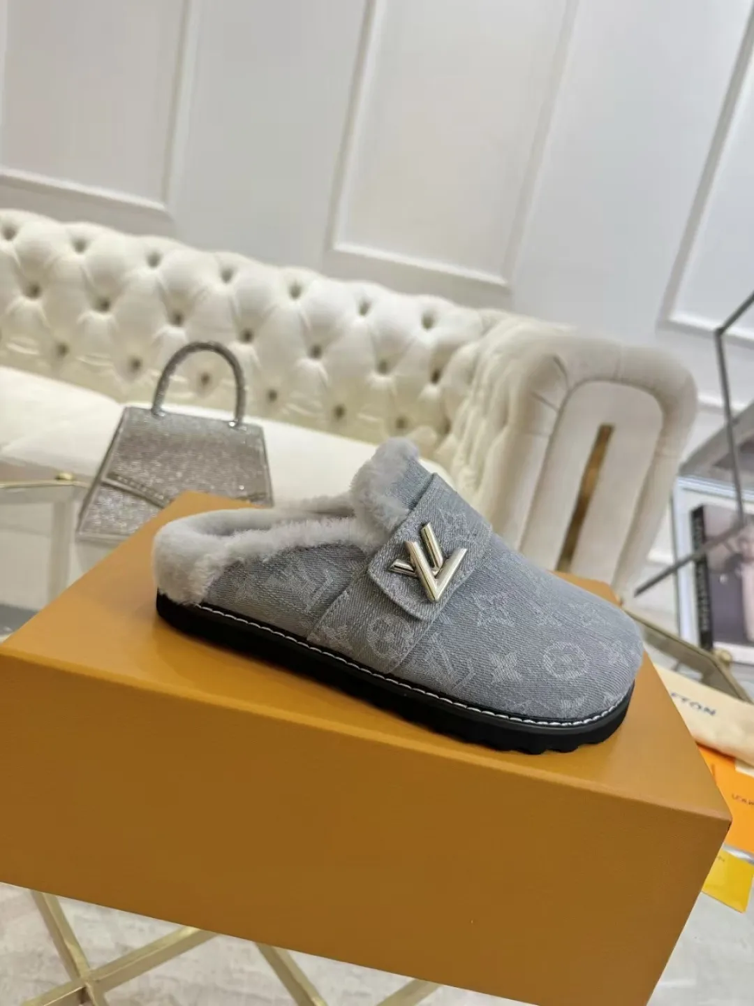p600✨ LV Couple’s Wool Slippers｜Full of high-end feel, the soles of your feet are luxurious✨ We have achieved the ultimate restoration of the "higher version" of this pair of LV classic toe-toe slippers! 👫💫 🌟 The core advantages are clear at a glance: ✔️ Original jacquard + cowhide fabric, delicate texture, high-end at first glance; ✔️ 280% pure wool lining, wearing barefoot is like stepping on clouds ☁️, soft and skin-friendly and not sweaty; ✔️ Non-slip rubber bottom + three-dimensional toe design, super stable for walking, fashionable and practical!  👀 Must-have attention to detail: Belt buckle + classic LV presbyopic elements, revealing the aura of a big-name brand in a low-key manner ~ Whether it is a couple dating or a trip with besties, both of them are the focus when they go out👟💖 ✨ Easily match the wardrobe: jeans + sweaters, lazy and casual style ✔️ Coat + skirt, refined and elegant ✔️ One pair of shoes can handle a variety of styles, and the sense of luxury is never artificial ~ #LV slippers #couple outfit #High-End Customization #Quality Shoes Recommendation Fabric: Yangjing/classic jacquard fabric Lining: Imported wool lining Sole: Original rubber sole Size: Female 35-41 Male 38-46
